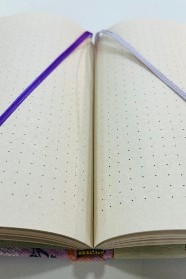 Cuaderno Violeta Punteado Cosido a Hilo A5 - Imagen 3