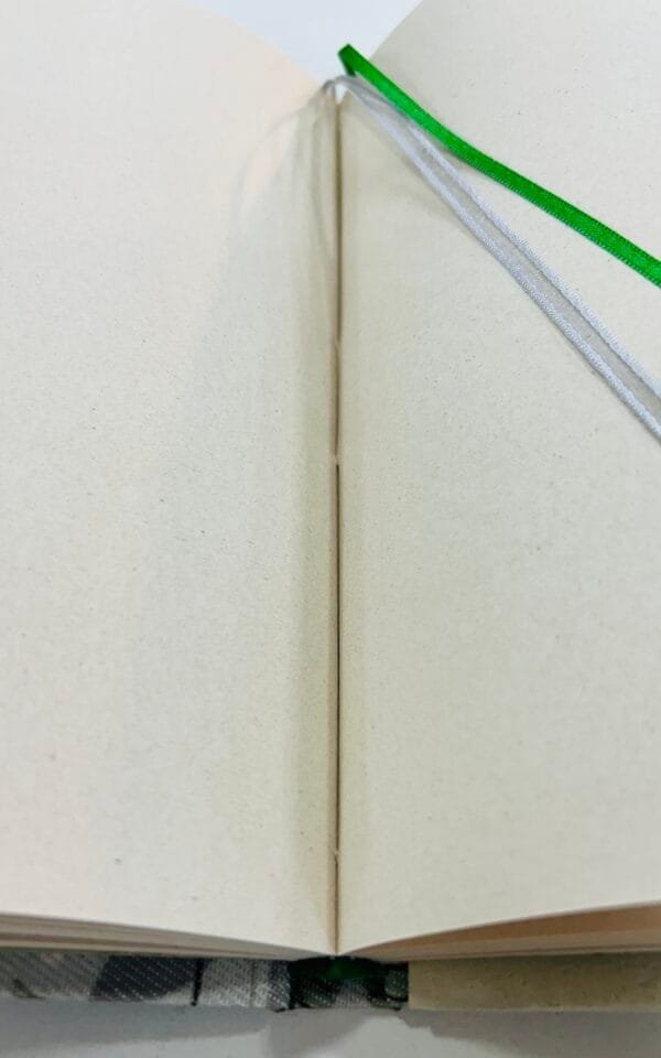 Cuaderno Verde Liso Cosido a Hilo A5 Tapa Dura - Imagen 3